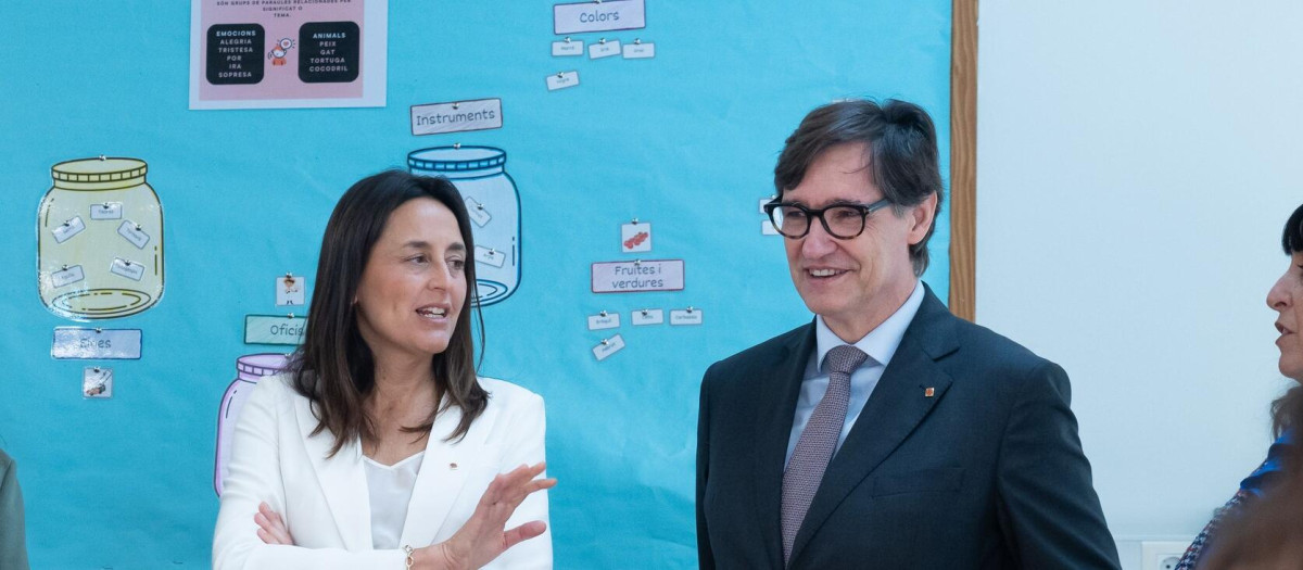 La consejera de Educación, Esther Niubó, y el presidente catalán, Salvador Illa, en una imagen de archivo