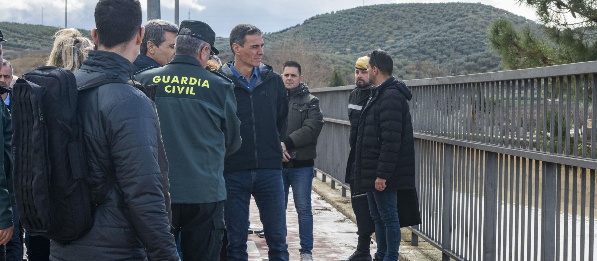 El presidente del Gobierno, Pedro Sánchez durante su visita a Huétor Tájar para conocer los daños del temporal, en un acto en el que ha reiterado que el Ejecutivo activará los mecanismos necesarios para cuantificar los daños y activar la recuperación y reconstrucción de la zona. EFE/ Miguel Ángel Molina