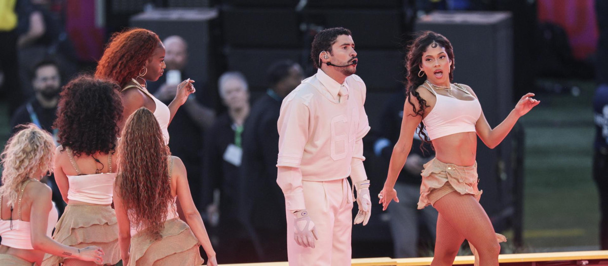 Bad Bunny durante su actuación en la Superbowl