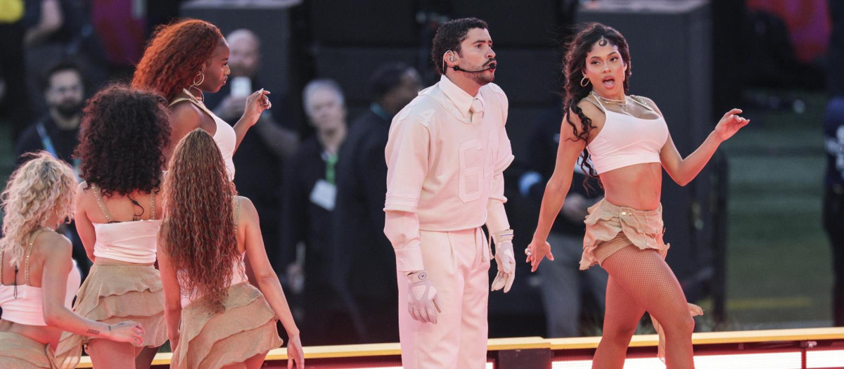 Bad Bunny durante su actuación en la Superbowl