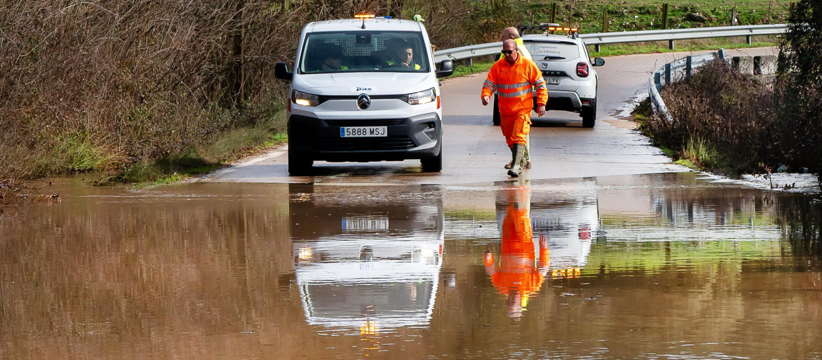 Las intensas lluvias caídas en las últimas horas han provocado el corte de varias carreteras en Ciudad Rodrigo (Salamanca), debido al desbordamiento de agua en la calzada.