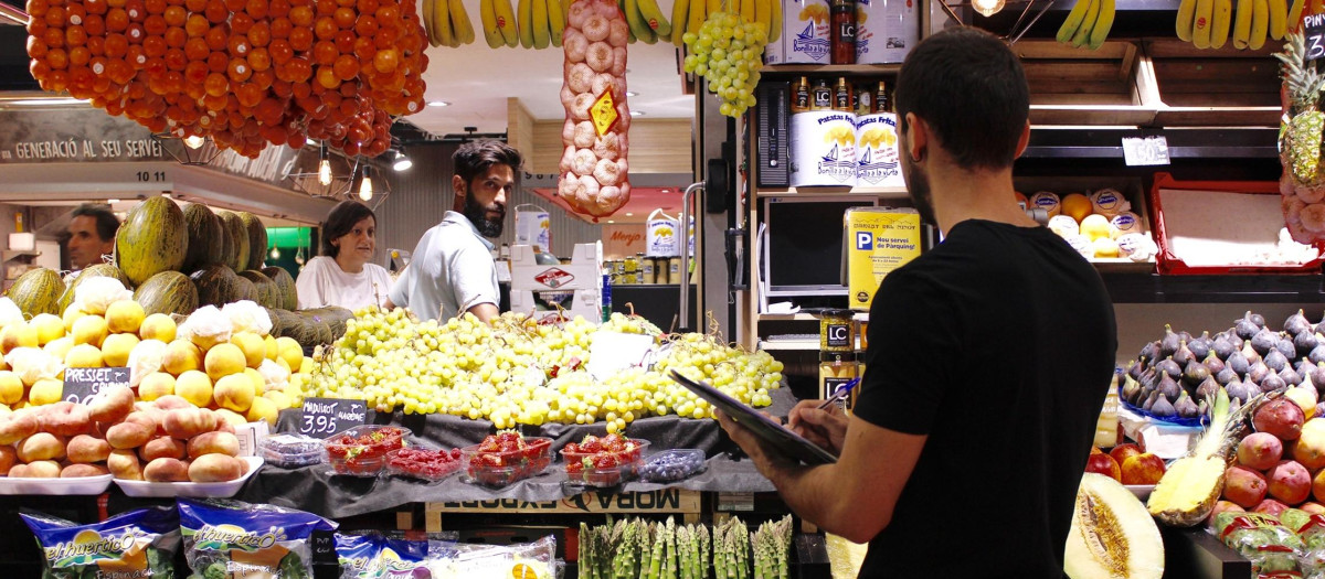 Imagen de archivo de una persona comprando carnes y embutidos