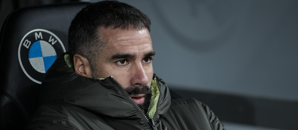 Dani Carvajal, en el banquillo del Santiago Bernabéu