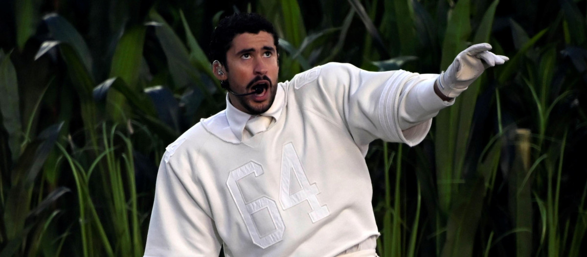 Bad Bunny durante la actuación del intermedio de la Super Bowl