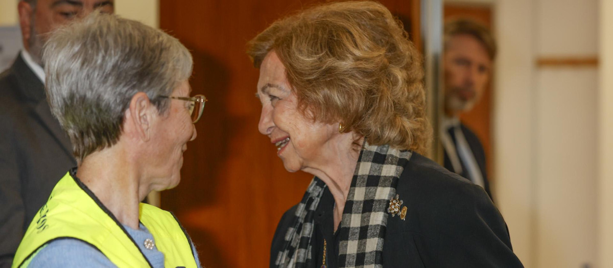 Doña Sofía, con una voluntaria del Banco de Alimentos de Basauri