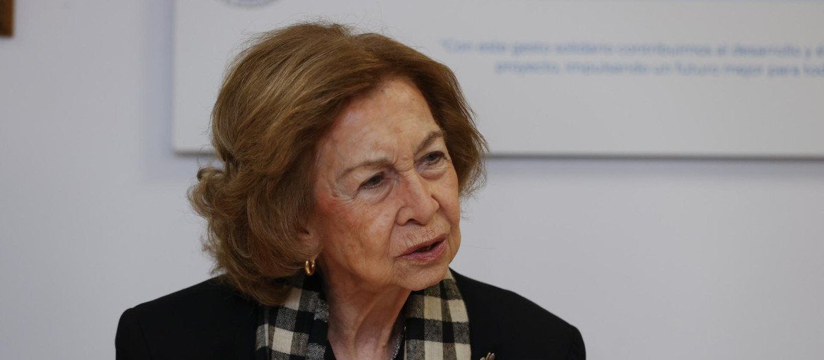 La Reina, durante la reunión que ha mantenido en el Banco de Alimentos de Basauri