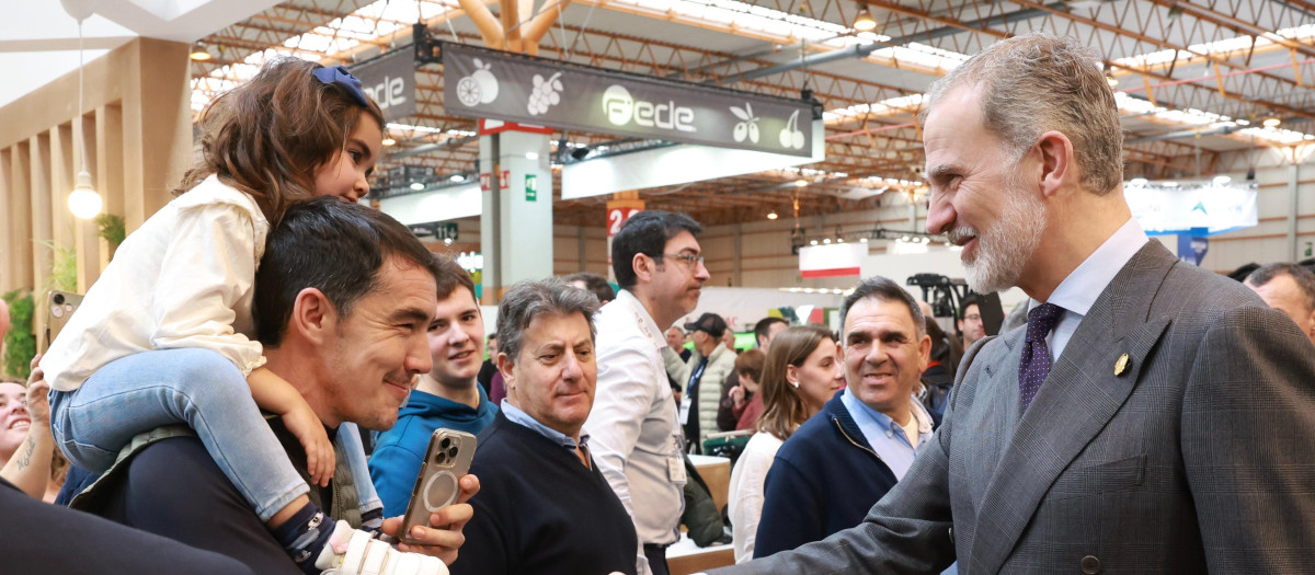 El Rey saluda a un agricultor en la Feria Internacional de Maquinaria Agrícola de Zaragoza