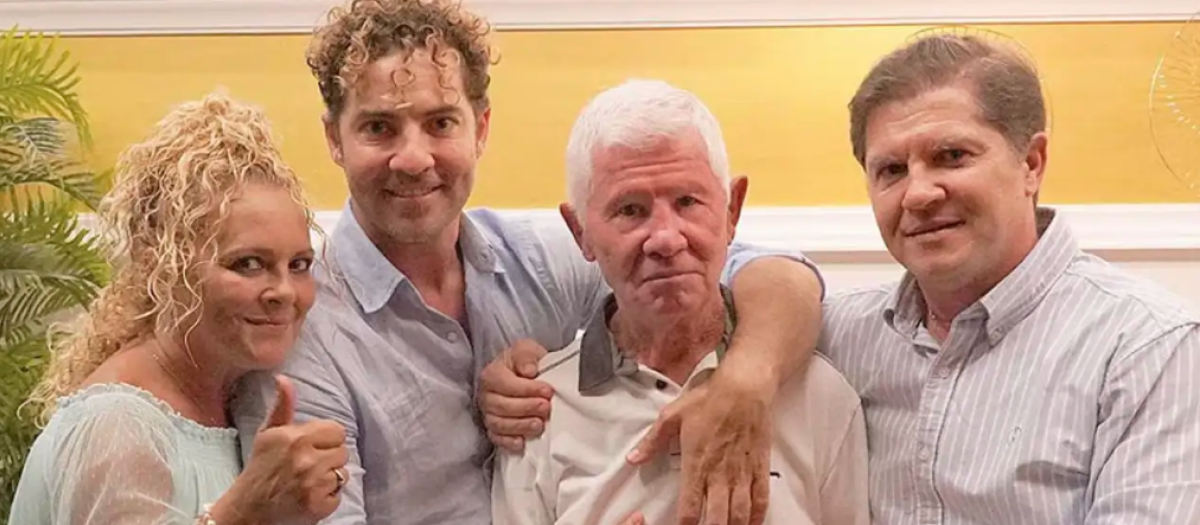 David Bisbal con su padre y el resto de la familia