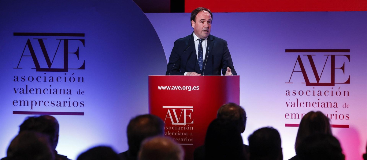 Imagen tomada este martes de Juanfran Pérez Llorca durante la Asamblea General de AVE, Celebrada en el Roig Arena de Valencia