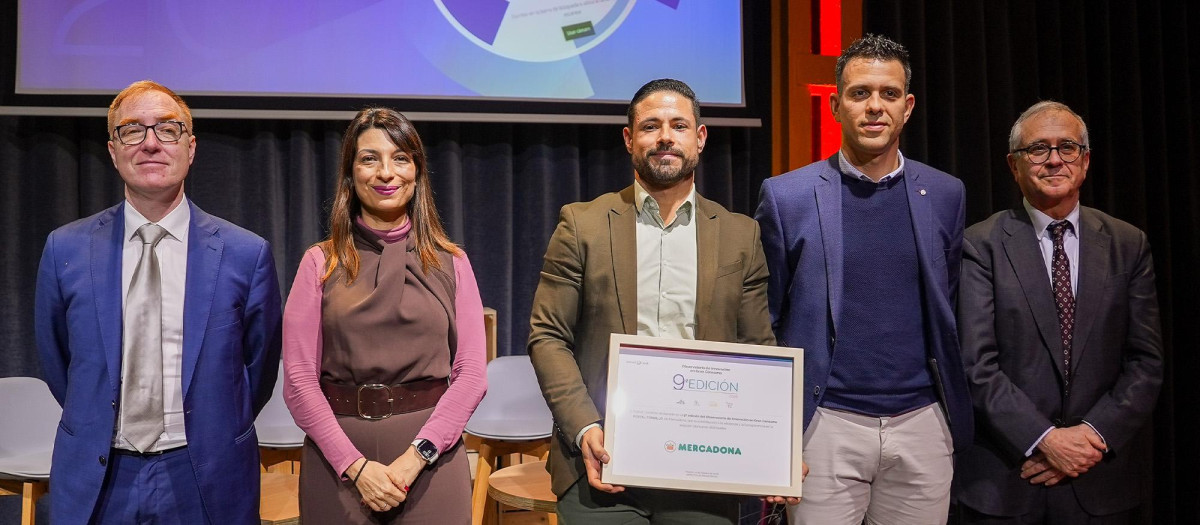 Fotografía de la recogida del reconocimiento de Gran Consumo a Mercadona