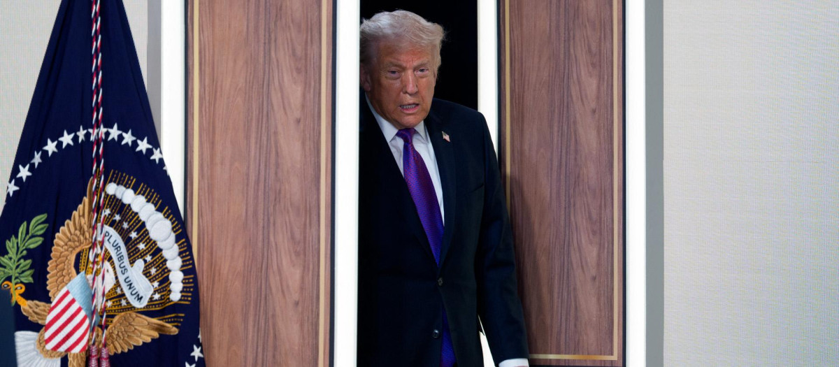 United States President Donald J Trump arrives to an event revealing ‚ÄôTrumpRx,‚Äô a website where Americans canpurchase inexpensive prescriptions, in the South Court Auditorium in the Eisenhower Executive Office Building on the White House Campus in Washington, DC, USA, on Thursday, February 5, 2026. He is joined by Mehmet Oz, Administrator, Centers for Medicare and Medicaid Services (CMMS) United States Secretary of Health and Human Services Robert F. Kennedy, Jr and National Design Studio Director Joe Gebbia.
Credit: Aaron Schwartz / Pool via CNP