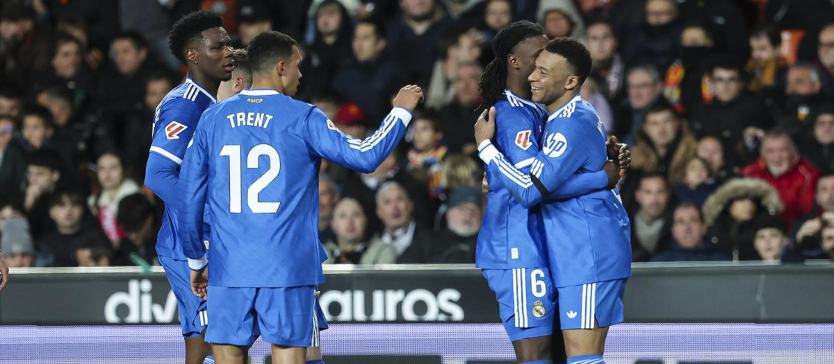 Los jugadores del Real Madrid celebran un gol en Mestalla