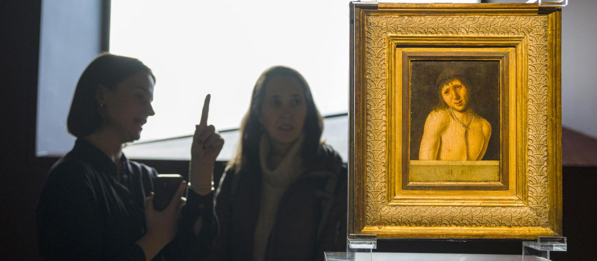 FOTODELDÍA USA7868. NUEVA YORK (ESTADOS UNIDOS), 30/01/2026.- Personas observan la obra 'Ecce Homo' (1460) del pintor italiano Antonello da Messina, exhibida durante una presentación a la prensa este viernes, en la casa de subastas Sotheby's en Nueva York (EE.UU.). El pintor holandés Rembrandt es la estrella de una de las subastas de Sotheby's que formarán parte de su semana anual de "antiguos maestros", con la que este año espera recaudar 100 millones de dólares. EFE/ Ángel Colmenares