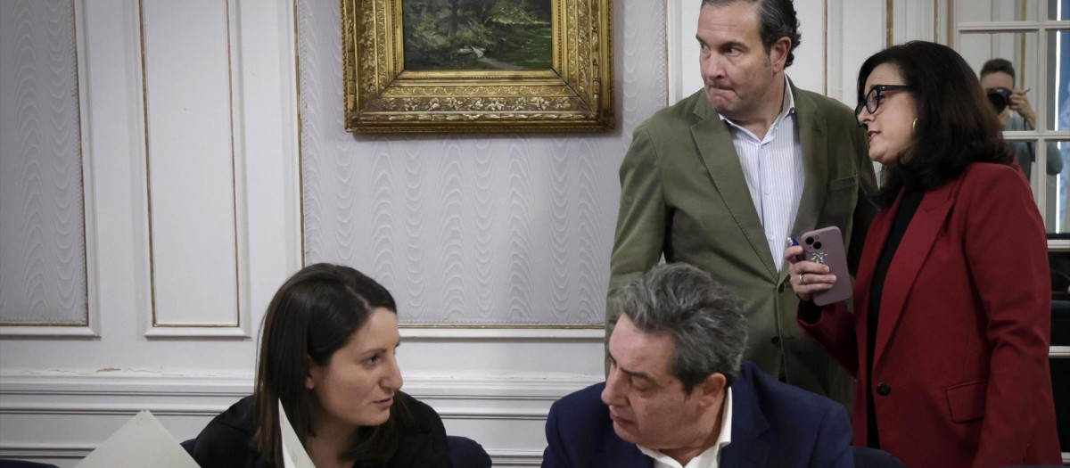 Imagen tomada este martes durante la Junta de Portavoces de las Cortes Valencianas, con José María Llanos sentado y Nando Pastor de pie

REMITIDA / HANDOUT por José Cuéllar/Corts Valencianes
Fotografía remitida a medios de comunicación exclusivamente para ilustrar la noticia a la que hace referencia la imagen, y citando la procedencia de la imagen en la firma
10/2/2026