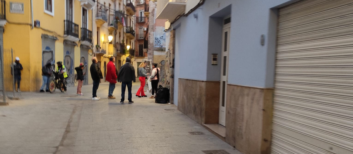 Imagen de la cola a las puertas del edificio de «camas calientes» en la calle Viana 9, en Velluters