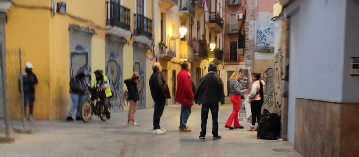 Imagen de la cola a las puertas del edificio de «camas calientes» en la calle Viana 9, en Velluters