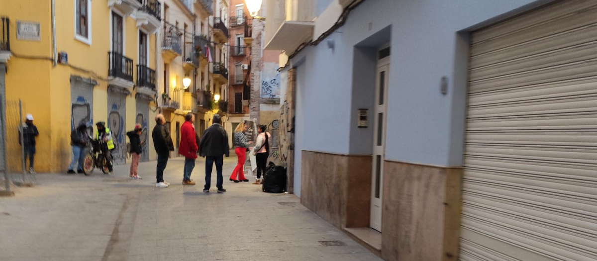 Imagen de la cola a las puertas del edificio de «camas calientes» en la calle Viana 9, en Velluters
