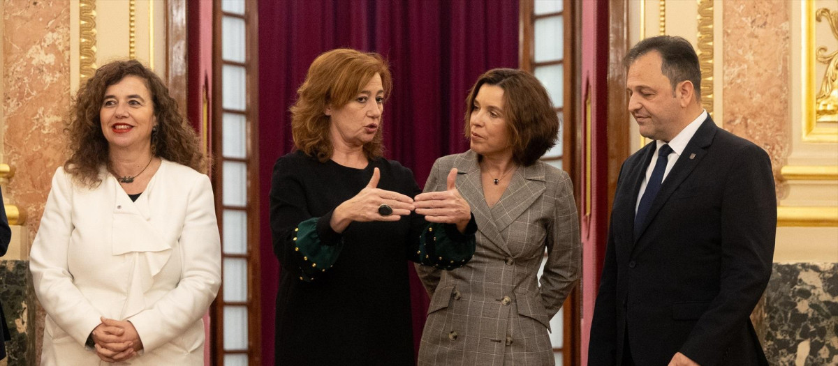 La presidenta del Congreso, Francina Armengol (2i), recibe a la delegación del parlamento balear, en el Congreso de los Diputados este martes
