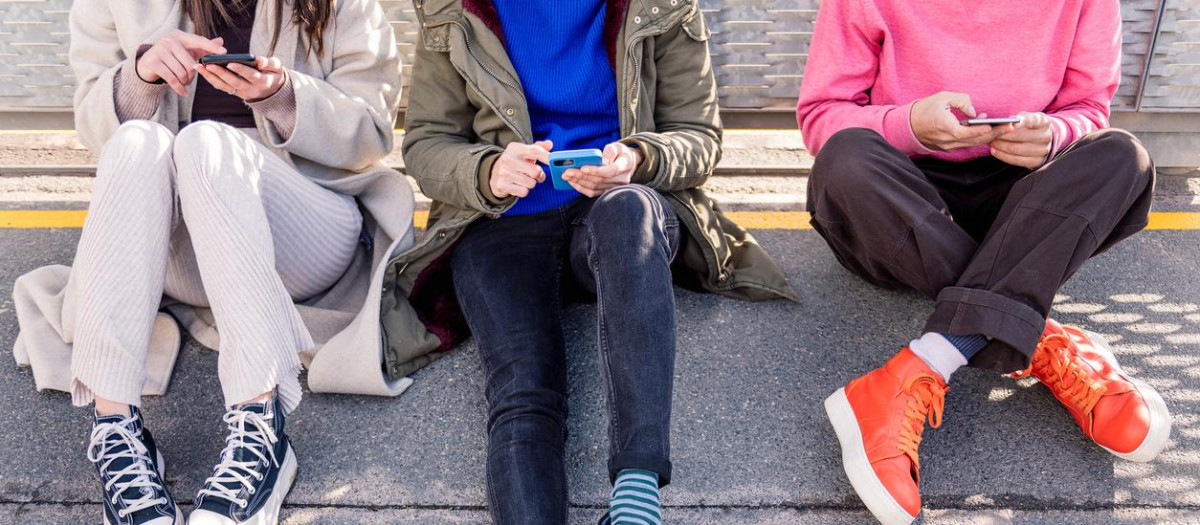 El Pacto de Familias propone retrasar la entrega del primer móvil hasta al menos los 14 años