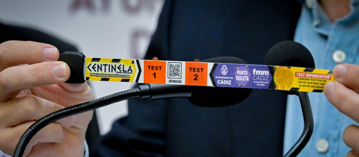 Una de las 3.000 pulseras centinelas que se repartirán en la ciudad de Cádiz durante el Carnaval