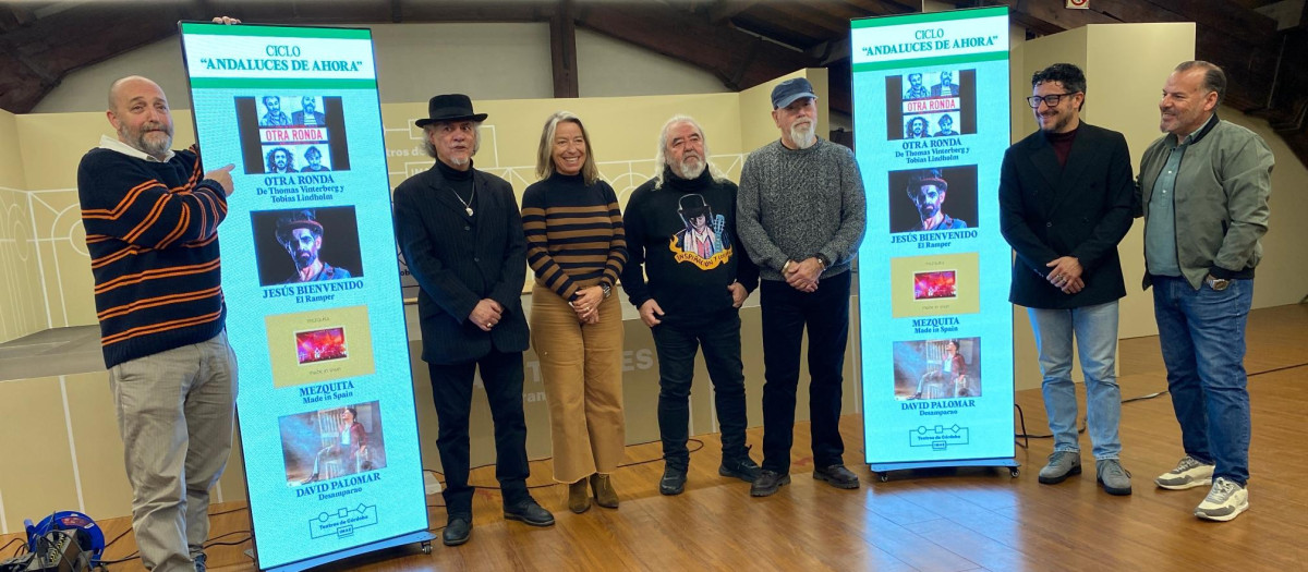 Isabel Albás, en el centro, junto a algunos participantes en el ciclo 'Andaluces Ahora'
