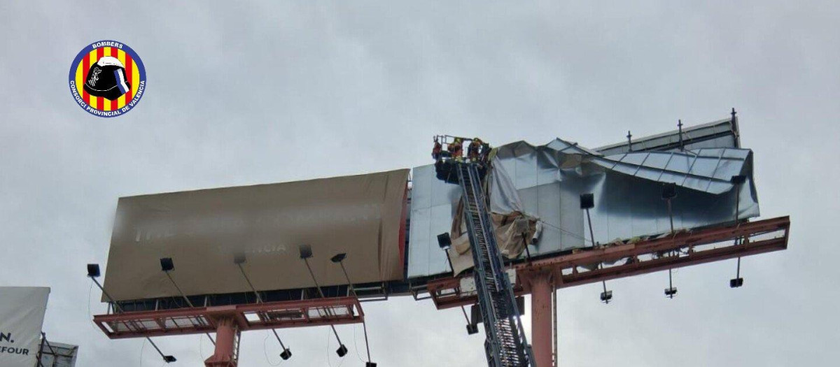 Imagen de una actuación de los bomberos de Valencia por vientos.