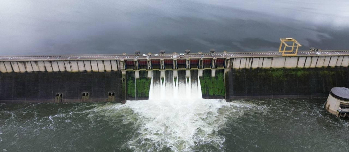 El embalse de La Serena (Badajoz), el de mayor capacidad de España y el tercero más grande de Europa, ha comenzado este lunes a aliviar agua
