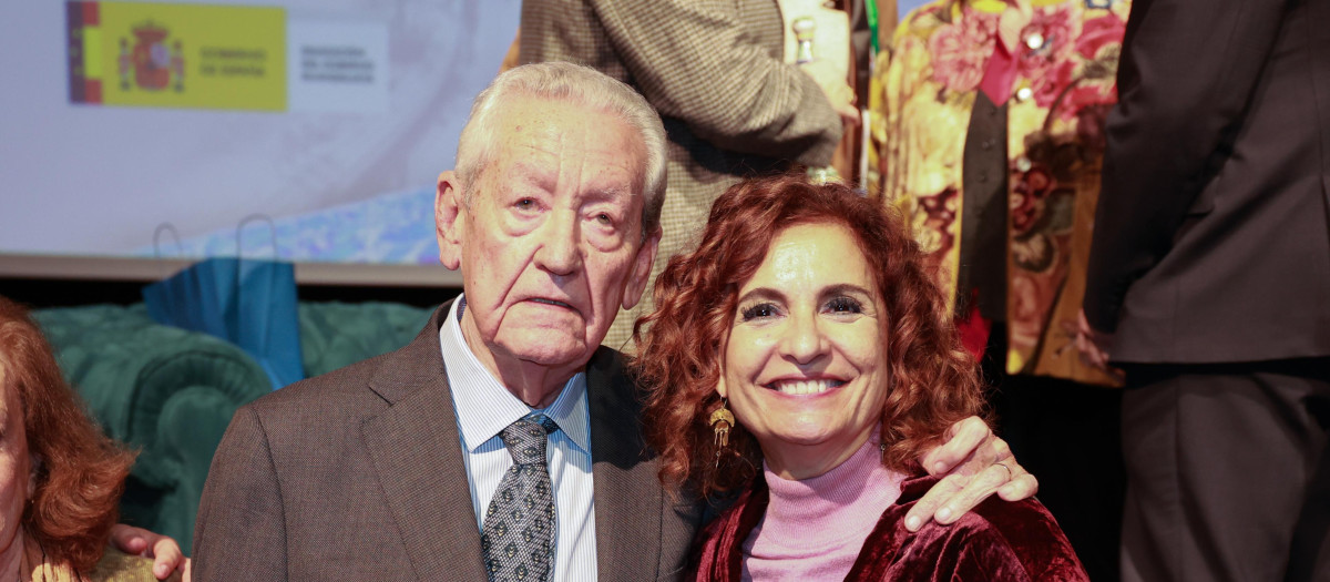 El expresidente andaluz Rafael Escuredo, junto a la ministra de Hacienda, María Jesús Montero, en una imagen de archivo