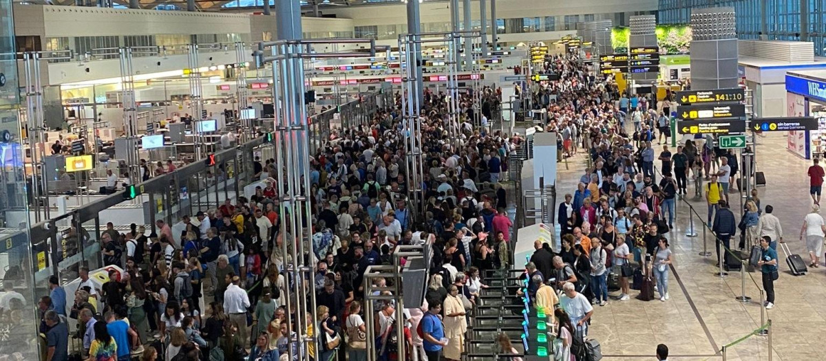 Imagen de archivo de colas en el aeropuerto Alicante-Elche