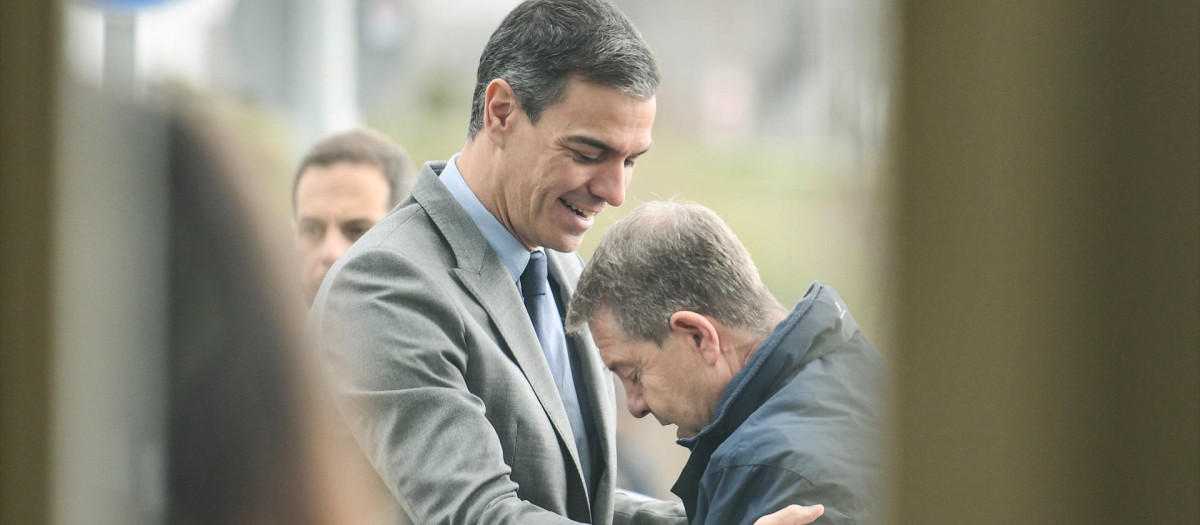 (Foto de ARCHIVO)
(I-D) El presidente del Gobierno, Pedro Sánchez, junto al presidente de Castilla-La Mancha, Emiliano García-Page, a su llegada a visitar la planta de fabricación de electrolizadores de Accelera by Cummins, a 18 de marzo de 2025, en Guadalajara, Castilla-La Mancha (España). Las instalaciones de Accelera by Cummnis, que se inauguraron a principios de octubre de 2024, están ubicadas en el polígono de El Ruiseñor. Cuentan con una superficie de 20.000 metros cuadrados, con previsión de ampliarlos a varias parcelas colindantes si crece la demanda. Desarrolla actividades de ensamblaje y prueba de sistemas de electrolizadores, y tiene capacidad para producir 500 megavatios de electrolizadores al año, con la posibilidad de ampliarla a más de 1 gigavatio.

Rafael Martín / Europa Press
18 MARZO 2025;SÁNCHEZ;VISITA;PLANTA;FABRICACIÓN;ELECTROLIZADORES;CUMMINS;ACCELERA
18/3/2025