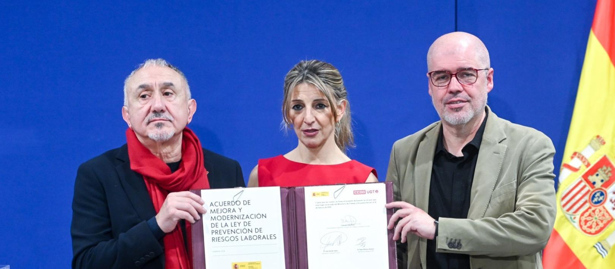 Yolanda Díaz, con los secretarios generales de CCOO, Unai Sordo (d) y de UGT, Pepe Álvarez (i)