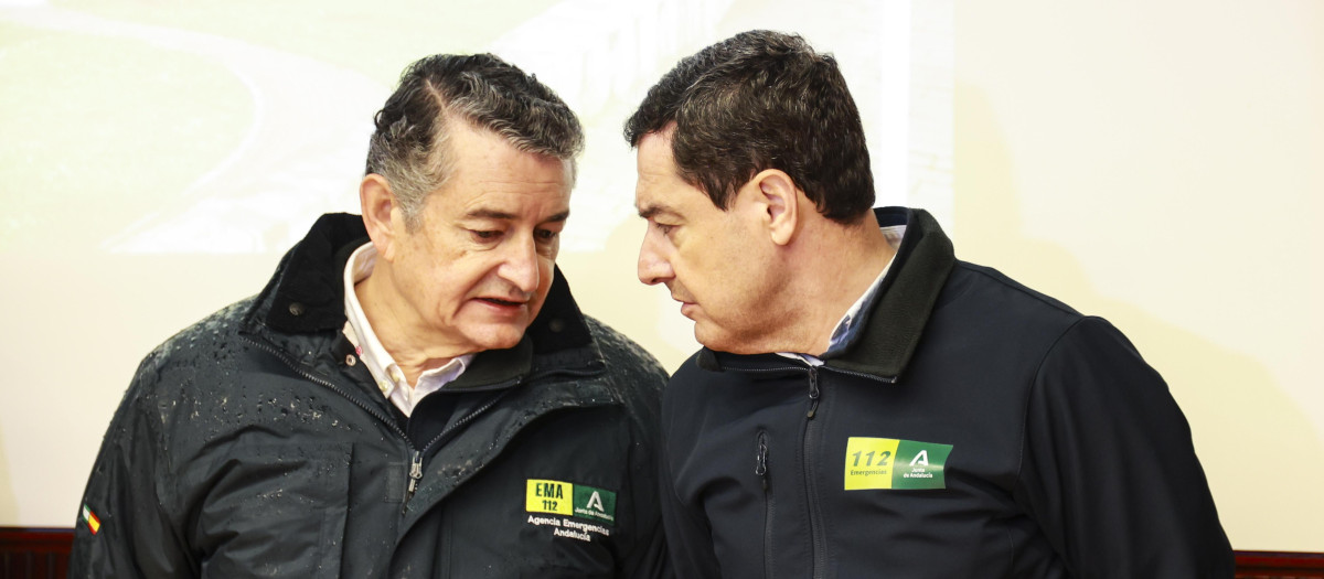 El presidente de la Junta, Juanma Moreno, junto al consejero de Emergencias, Antonio Sanz, en su visita a las zonas inundadas de Córdoba