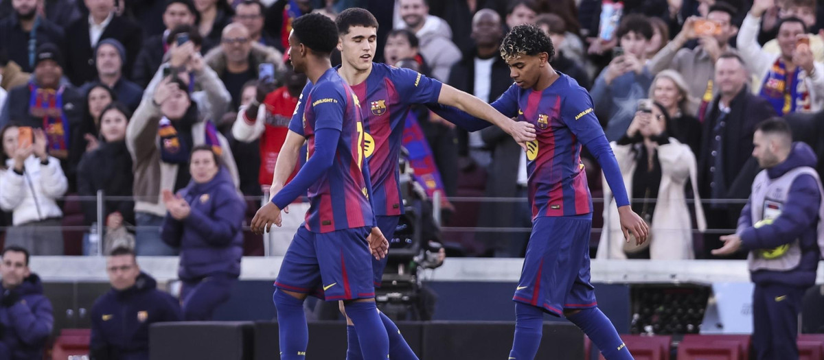 Los jugadores del Barcelona, en un partido en el Camp Nou