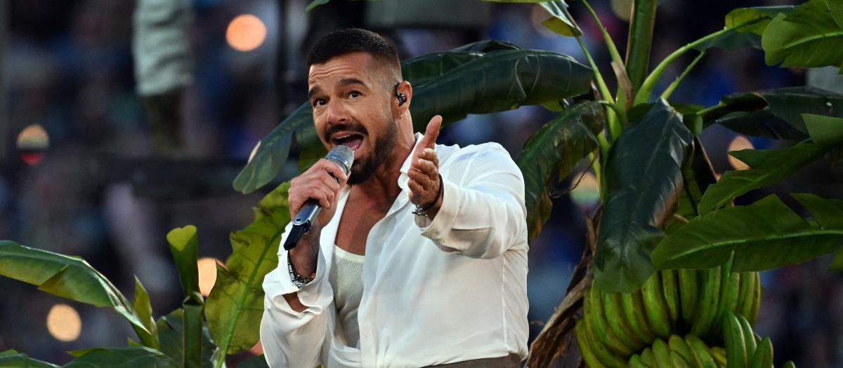 Ricky Martin actúa durante la Superbowl