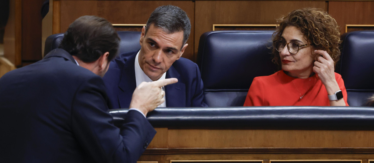 Óscar Puente conversa con Pedro Sánchez en presencia de María Jesús Montero, este miércoles en el Congreso