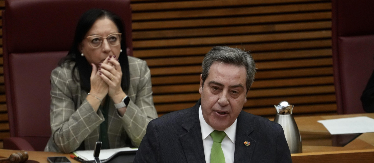 Imagen del portavoz de Vox en las Cortes Valencianas, José María Llanos, y de la presidenta del Parlamento autonómico, Llanos Massó