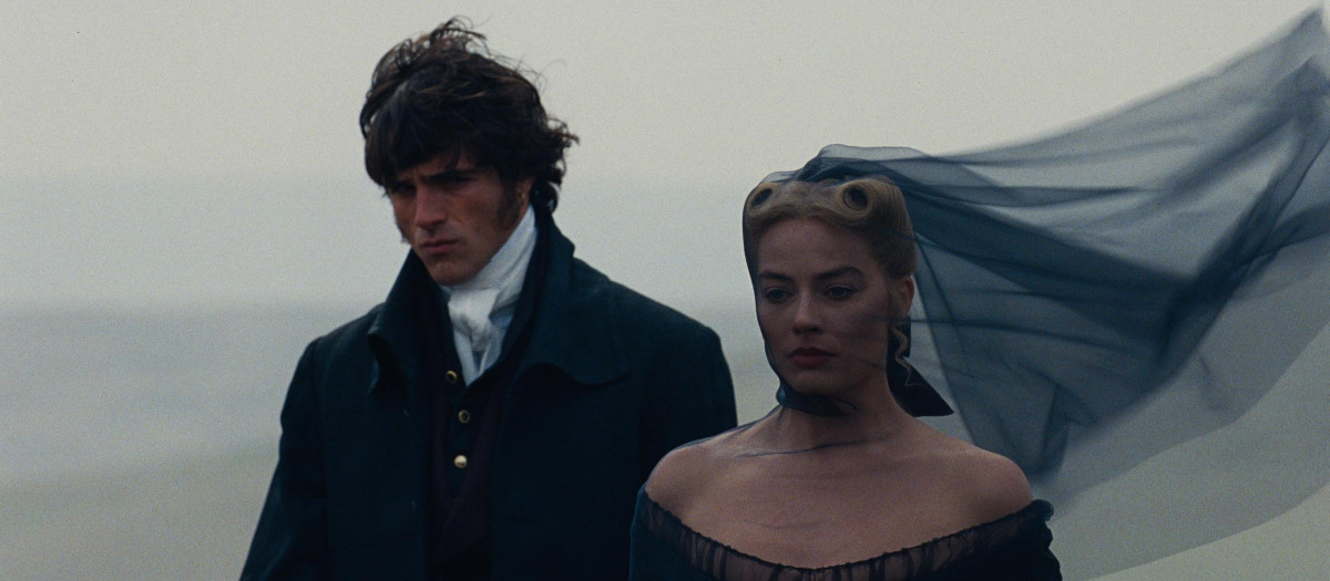 Jaco Elordi y Margot Robbie, en un fotograma de Cumbres borrascosas