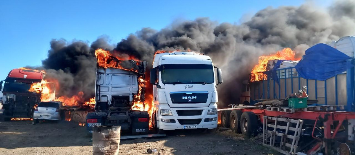 Camiones ardiendo en Reus, este jueves
