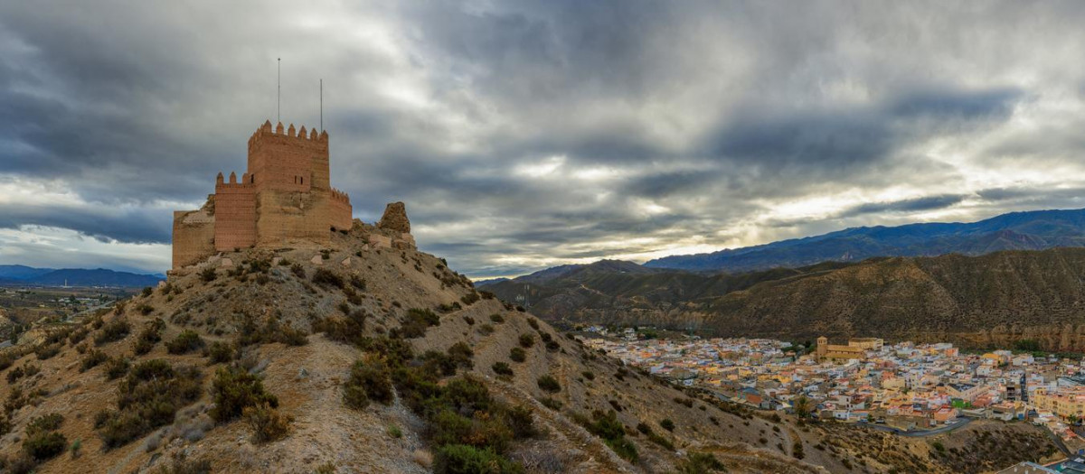 Vista del castillo y pueblo de Tabernas en el desierto de Europa