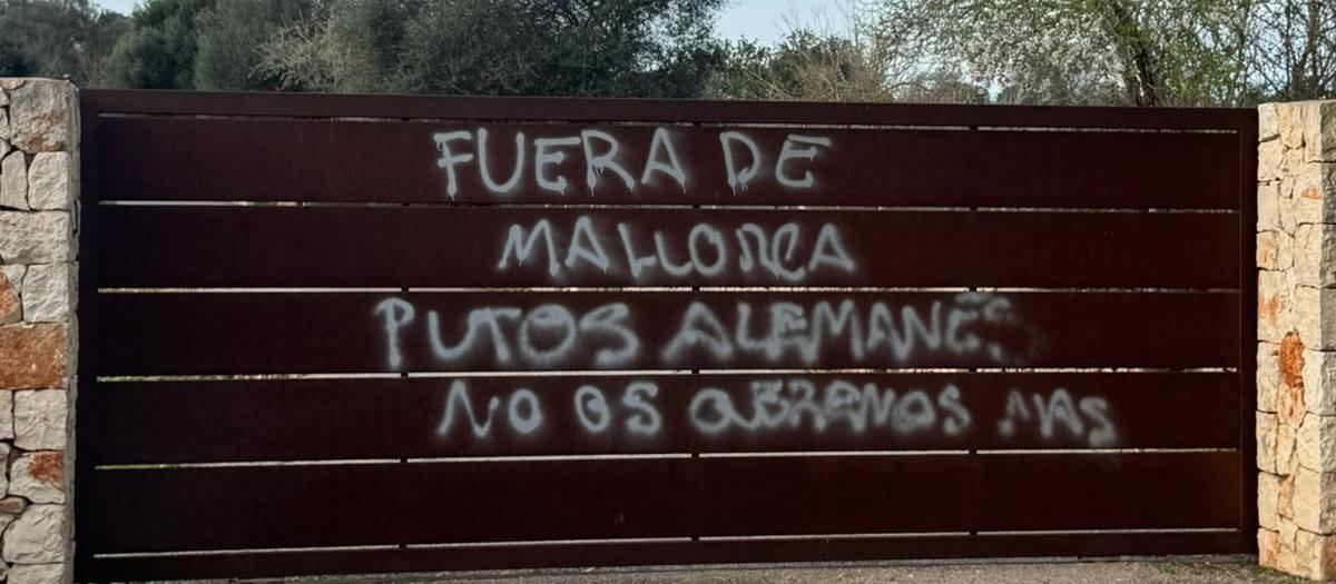 Una de las verjas de una casa pintada con un mensaje amenazante