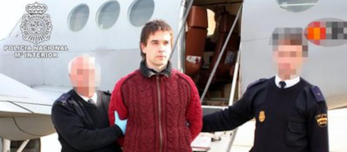 Asier Arzalluz, en el momento de su traslado a España desde Francia