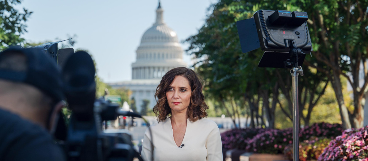 La presidenta de la Comunidad de Madrid, Isabel Díaz Ayuso, en las inmediaciones del edificio del Capitolio, sede del Congreso de los Estados Unidos, a 29 de Septiembre de 2021 en Washington (EEUU)