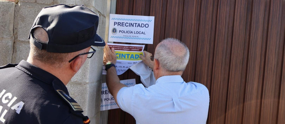 Precinto de una parcela ilegal en Chiclana de la Frontera (Cádiz), en una imagen de archivo