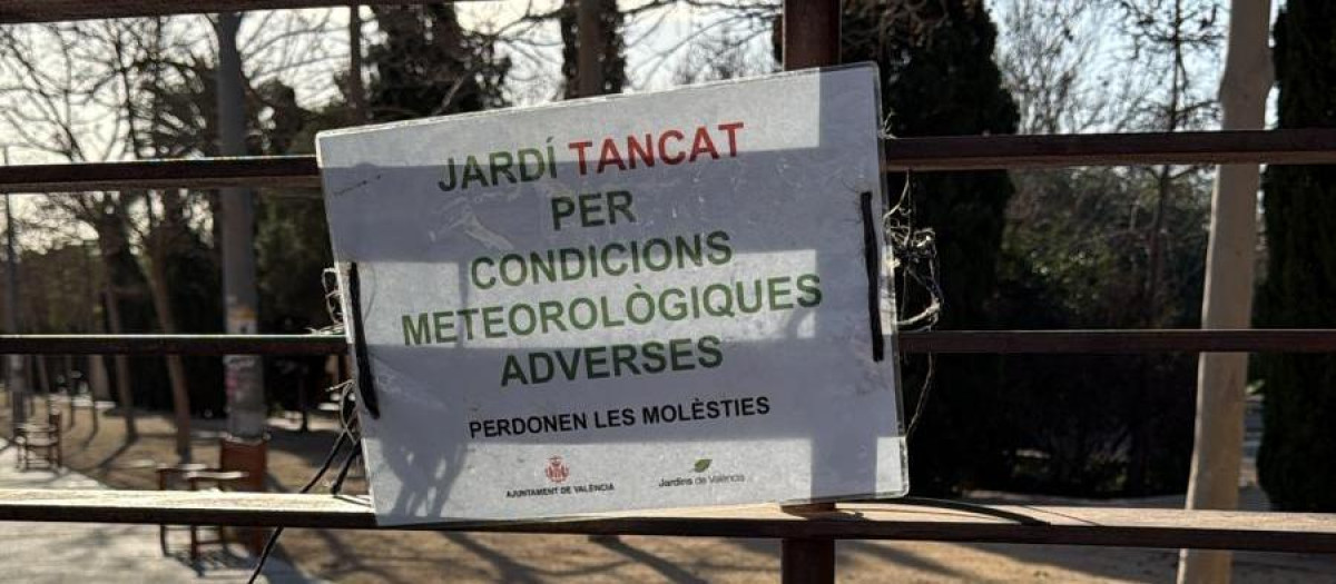 Imagen de un parque de Valencia cerrado durante la borrasca Nils.