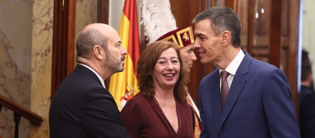 El presidente del Senado, Pedro Rollán, y la presidenta del Congreso, Francina Armengol, saludan a  Pedro Sánchez
