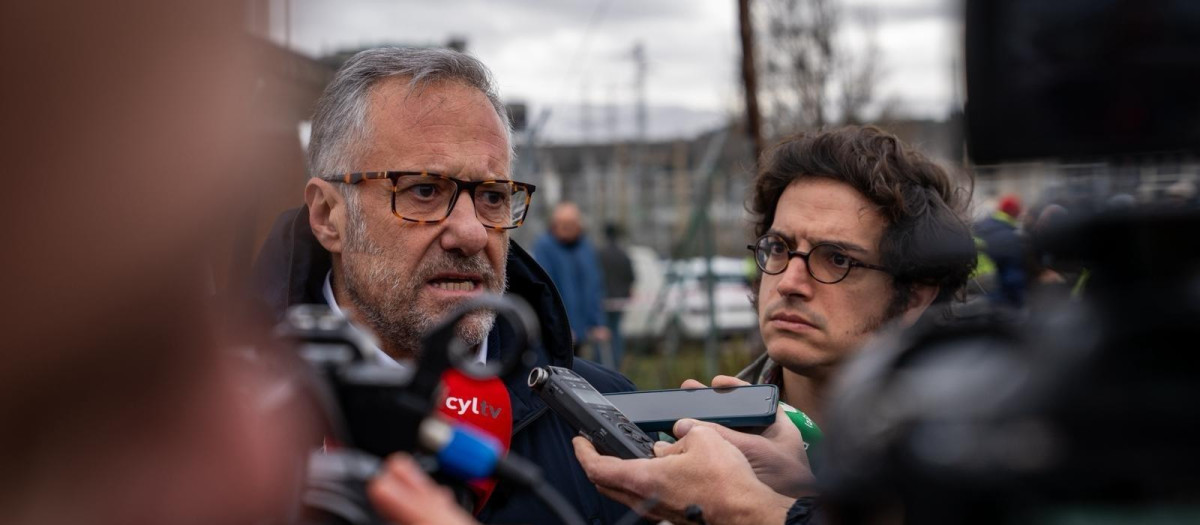 El diputado de Vox en el Congreso y portavoz nacional de Economía y Energía, José María Figaredo (derecha), con el candidato de Vox a la Presidencia de la Junta de Castilla y León, Carlos Pollán.

REMITIDA / HANDOUT por VOX
Fotografía remitida a medios de comunicación exclusivamente para ilustrar la noticia a la que hace referencia la imagen, y citando la procedencia de la imagen en la firma
12/2/2026