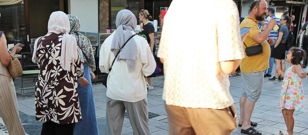 Mujeres con el tradicional hiyab por la calle