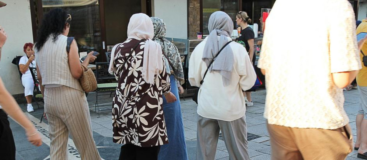 Mujeres con el tradicional hiyab por la calle