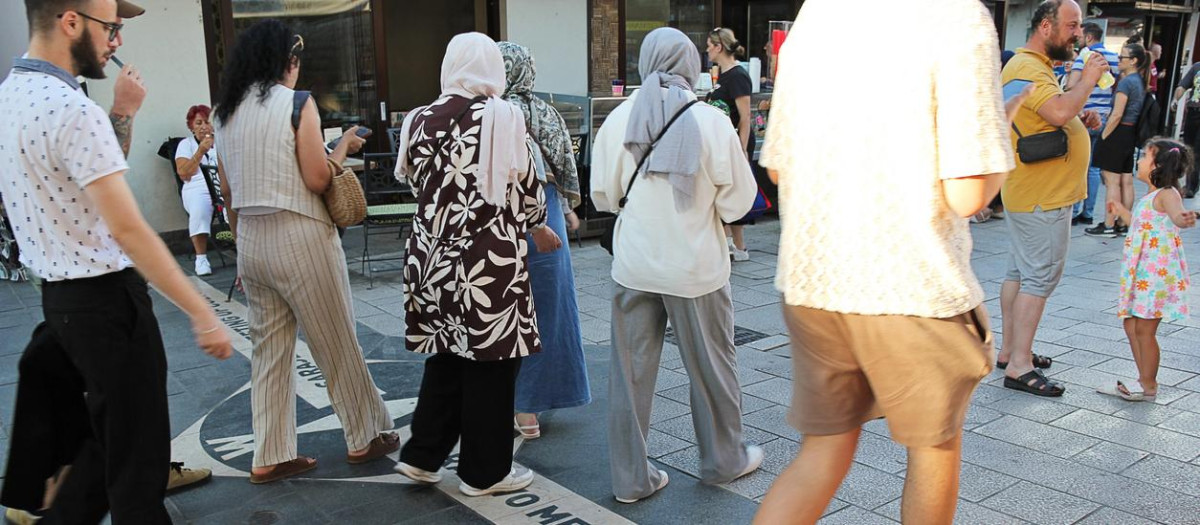 Mujeres con el tradicional hiyab por la calle