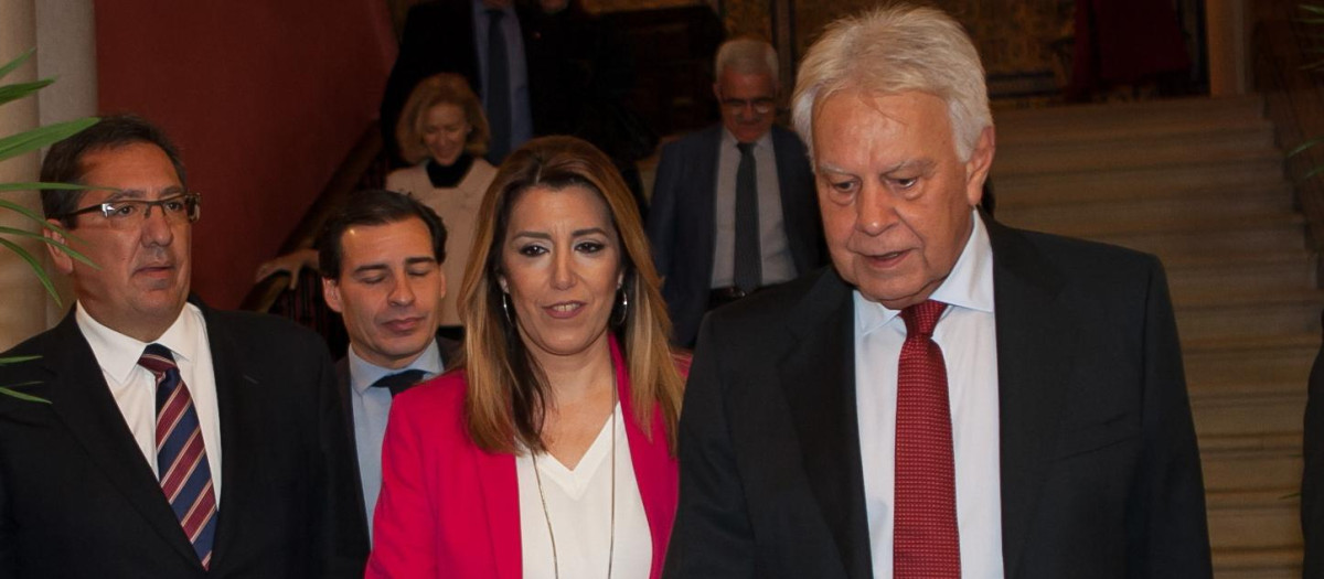 El expresidente del Gobierno Felipe González, junto a la expresidenta de Andalucía, Susana Díaz, en una imagen de archivo